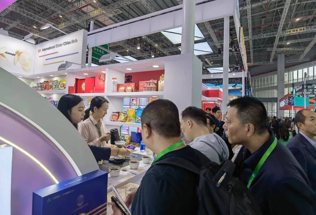 之心”到“东方之珠”：一颗咖啡豆的奇缘mg不朽情缘游戏试玩聚焦进博｜从“非洲(图2)